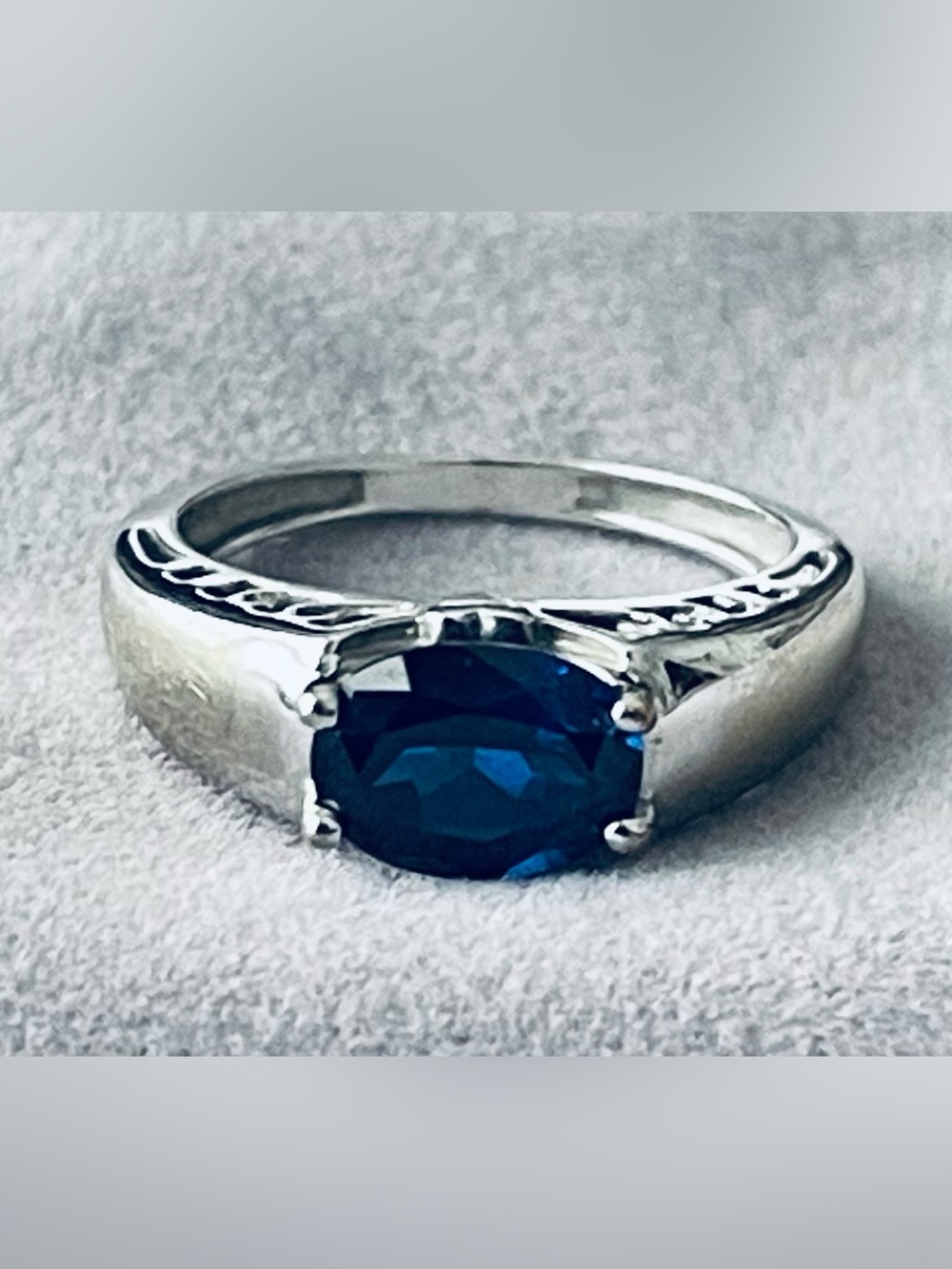 WHITE GOLD DIAMONIQUE BLUE OVAL CUBIC ZIRCONIA RING. /P14K DG CZ / SIZE 6